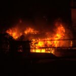 Φωτιά σε κτήριο τη νύχτα