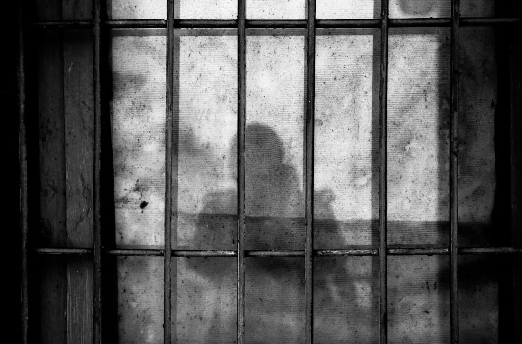 Κάγκελα φυλακής, εικόνα αρχείου για είδηση αποφυλάκισης