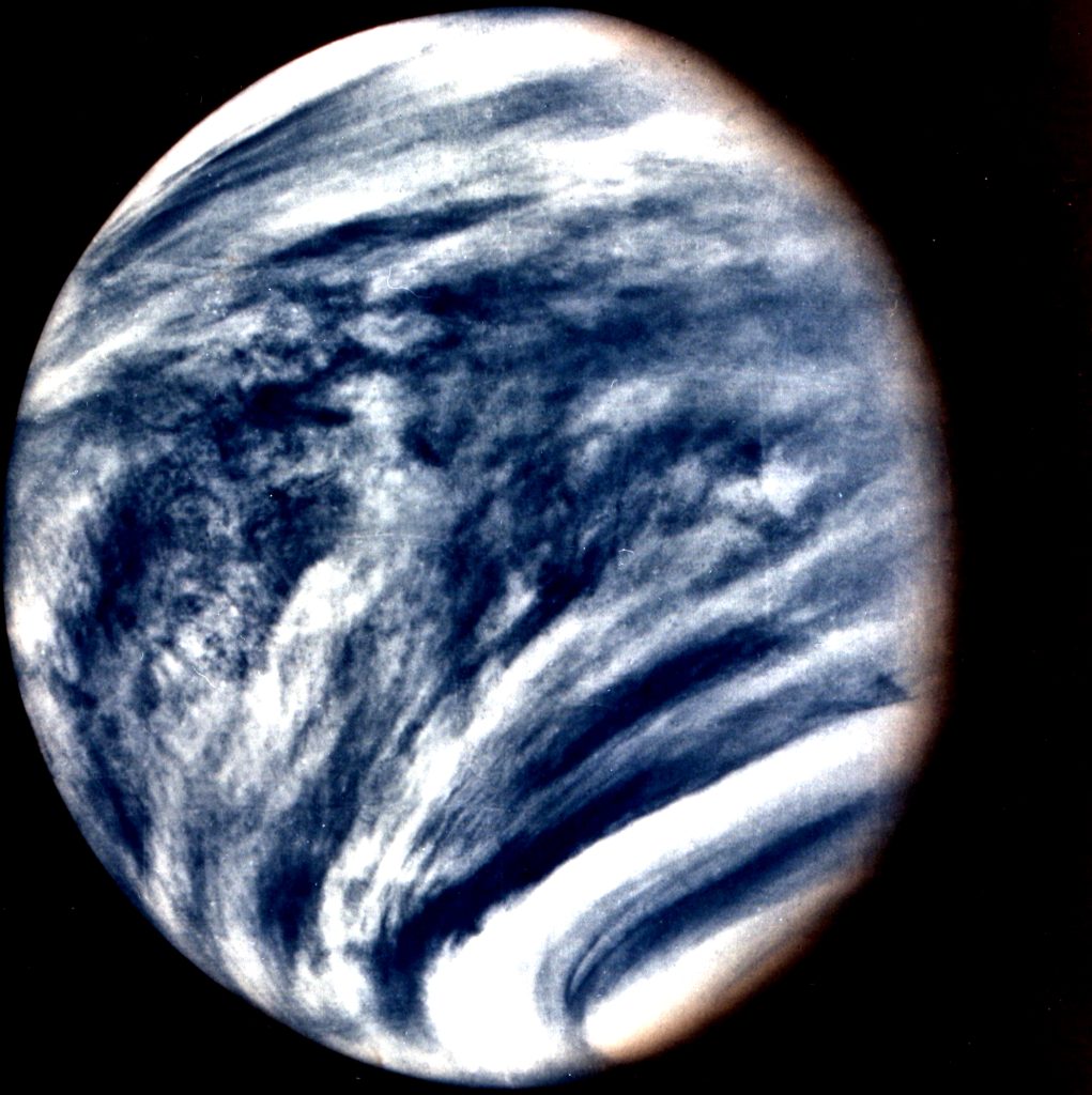 Η Αφροδίτη όπως καταγράφηκε από το Mariner 10, με τα πυκνά νέφη της ατμόσφαιρας