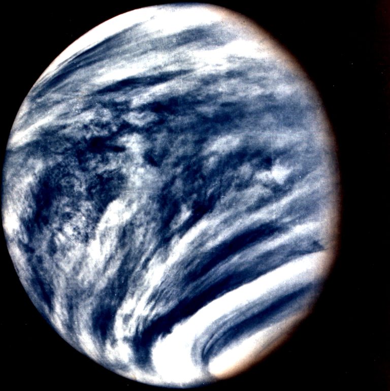 Η Αφροδίτη όπως καταγράφηκε από το Mariner 10, με τα πυκνά νέφη της ατμόσφαιρας
