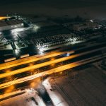 Νυχτερινή εικόνα δρόμου και υποδομών - φωτογραφία αρχείου
