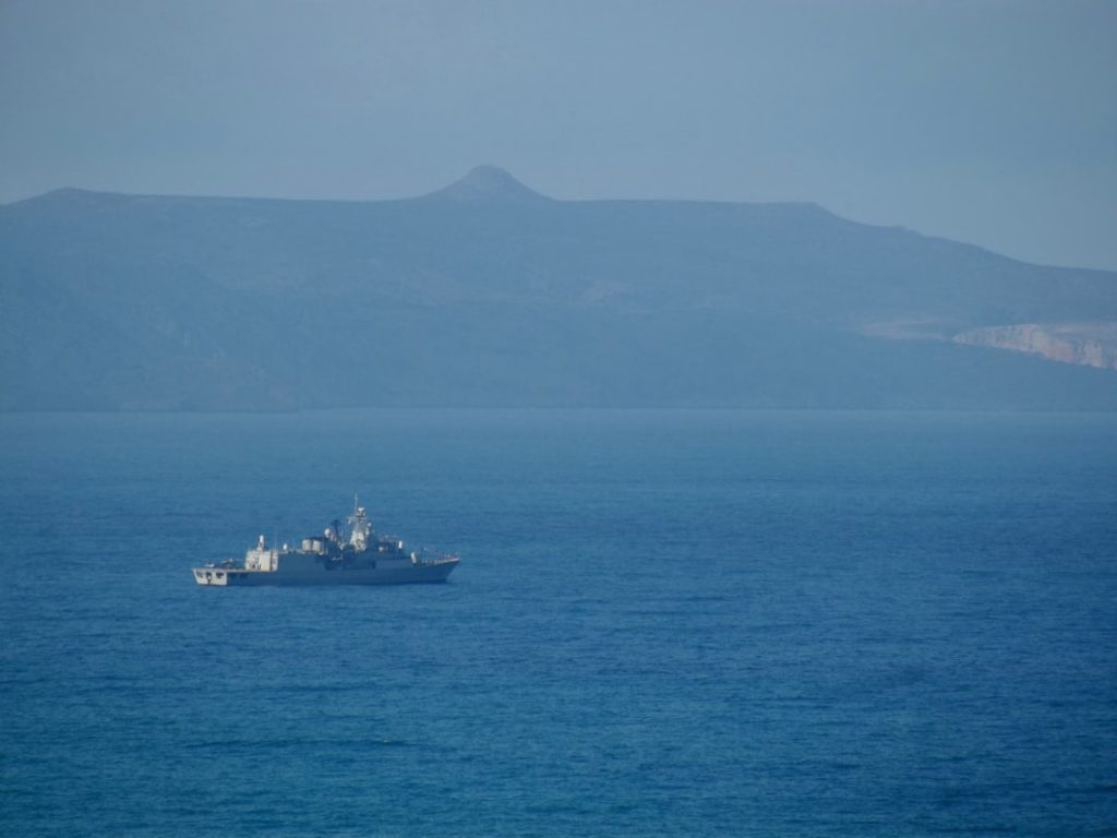 Πολεμικό πλοίο στη θάλασσα - φωτογραφία αρχείου