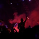 Συναυλιακή σκηνή και κοινό – εικόνα αρχείου για άρθρο σχετικά με τον Γιώργο Μαζωνάκη