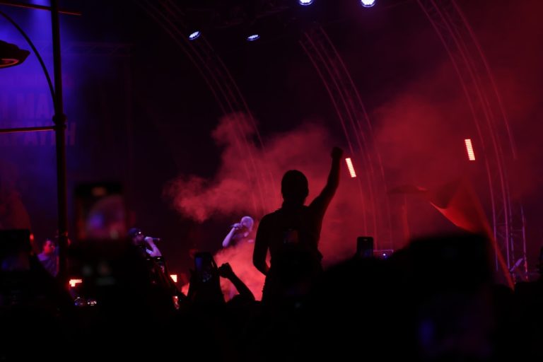 Συναυλιακή σκηνή και κοινό – εικόνα αρχείου για άρθρο σχετικά με τον Γιώργο Μαζωνάκη