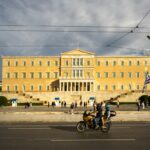 Αστυνομική παρουσία έξω από κτίριο στην Ελλάδα