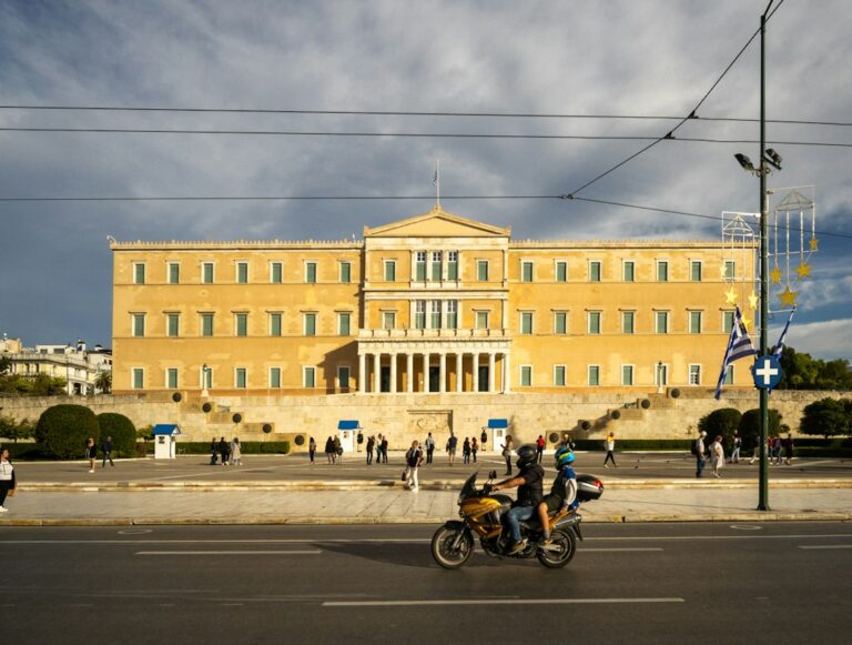 Αστυνομική παρουσία έξω από κτίριο στην Ελλάδα