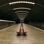 Επιβατική αμαξοστοιχία σε ευρωπαϊκό σιδηροδρομικό σταθμό – εικόνα αρχείου