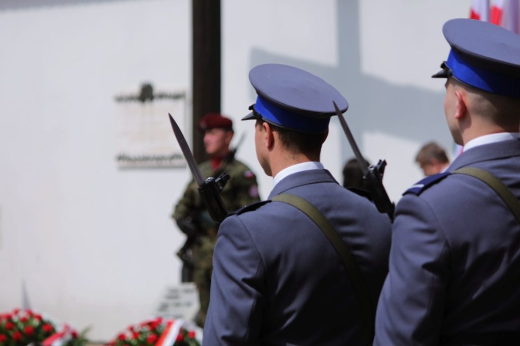 Στρατιώτες σε ευρωπαϊκή στρατιωτική τελετή - εικόνα αρχείου