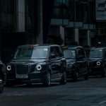 Σειρά αυτοκινήτων σε πόλη για άρθρο σχετικά με την επέκταση της GSM και των ηλεκτρικών ταξί VinFast σε ΗΠΑ και Ευρώπη