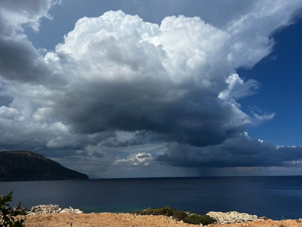 Σκοτεινά σύννεφα και καταιγίδα στην Ελλάδα