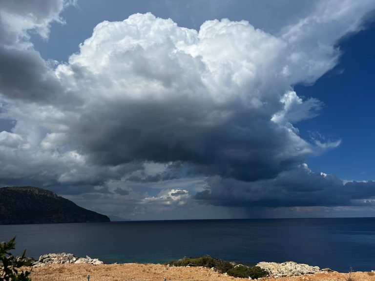 Σκοτεινά σύννεφα και καταιγίδα στην Ελλάδα