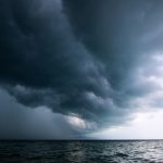 Καταιγίδα πάνω από θάλασσα – εικόνα αρχείου για πιθανό ισχυρό χαμηλό στη Μεσόγειο