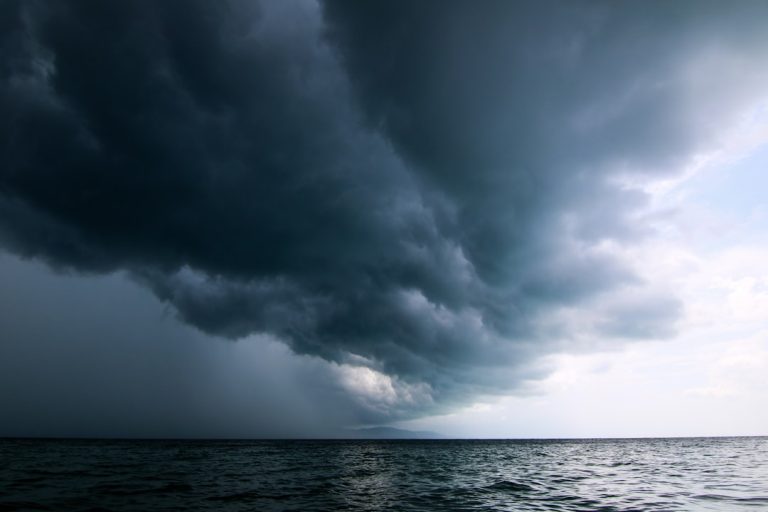 Καταιγίδα πάνω από θάλασσα – εικόνα αρχείου για πιθανό ισχυρό χαμηλό στη Μεσόγειο