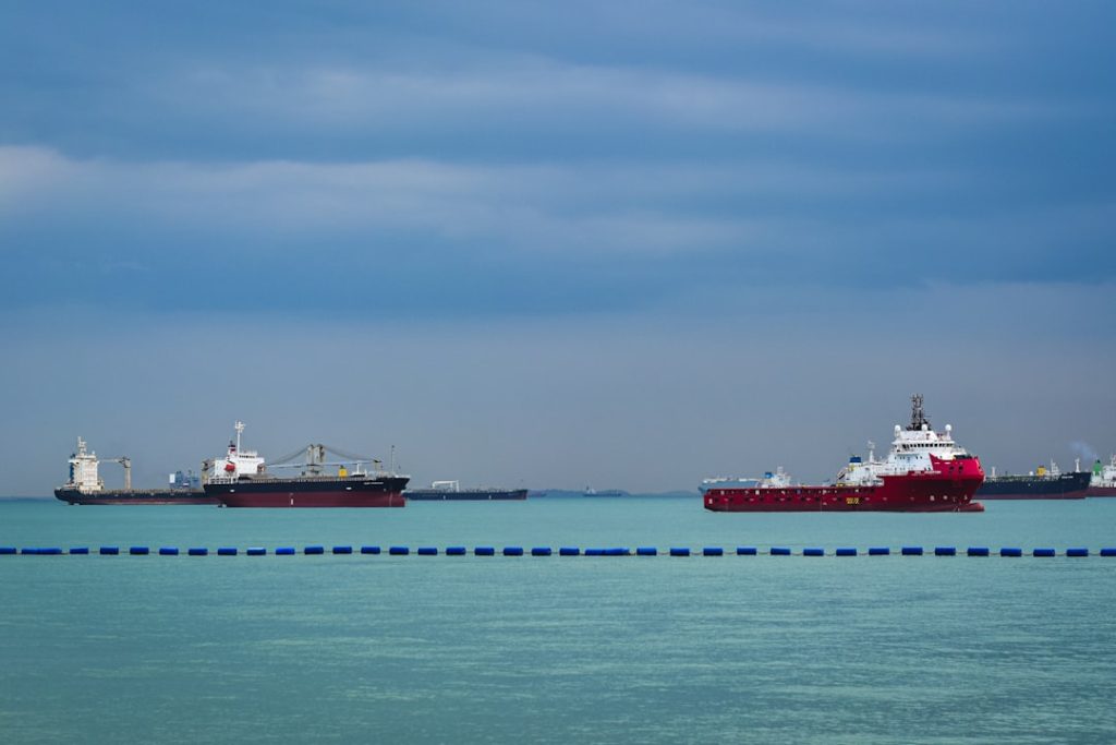Πετρελαιοφόρα και εμπορικά πλοία στη θάλασσα - εικόνα αρχείου. Φωτογραφία Sohan Rayguru / Unsplash