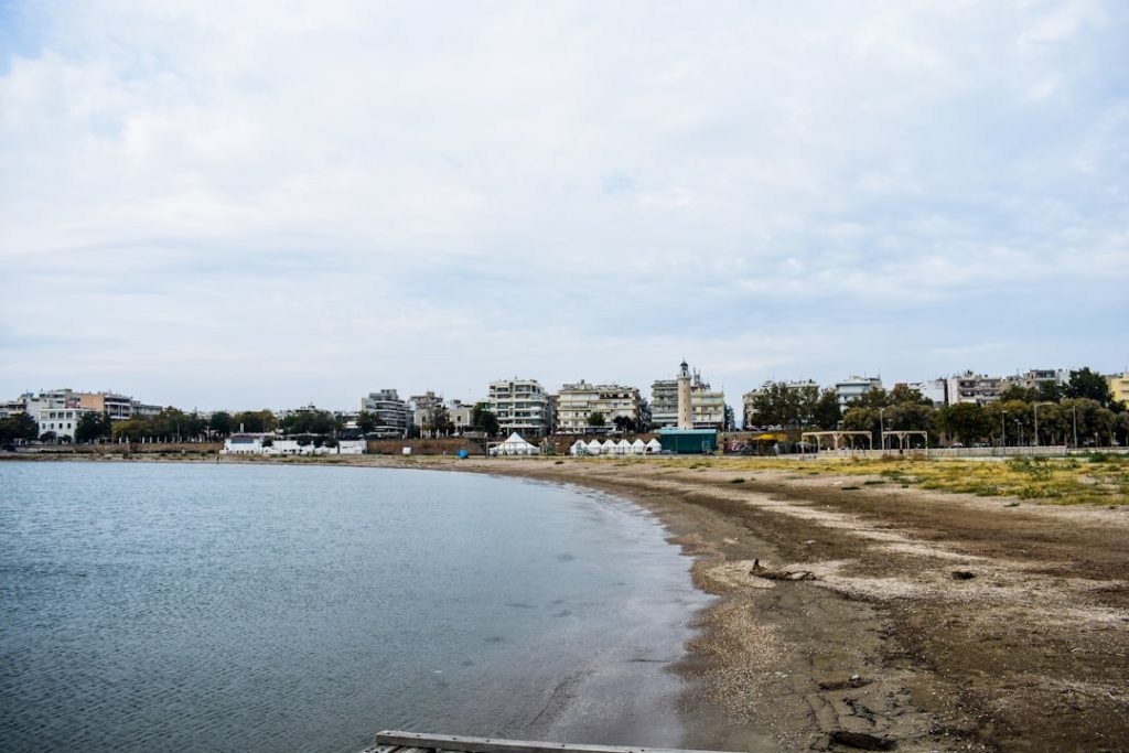 Ελληνική παραθαλάσσια πόλη - φωτογραφία αρχείου