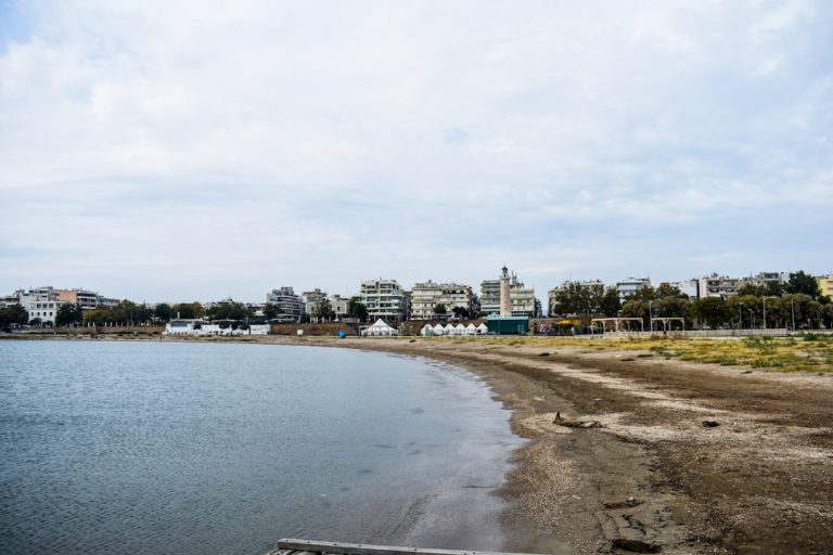Ελληνική παραθαλάσσια πόλη - φωτογραφία αρχείου