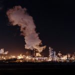 Διυλιστήριο πετρελαίου τη νύχτα, εικόνα αρχείου για τη ρωσική παραγωγή diesel