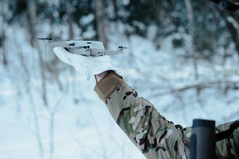 Χρήση drone σε στρατιωτικό περιβάλλον - εικόνα αρχείου
