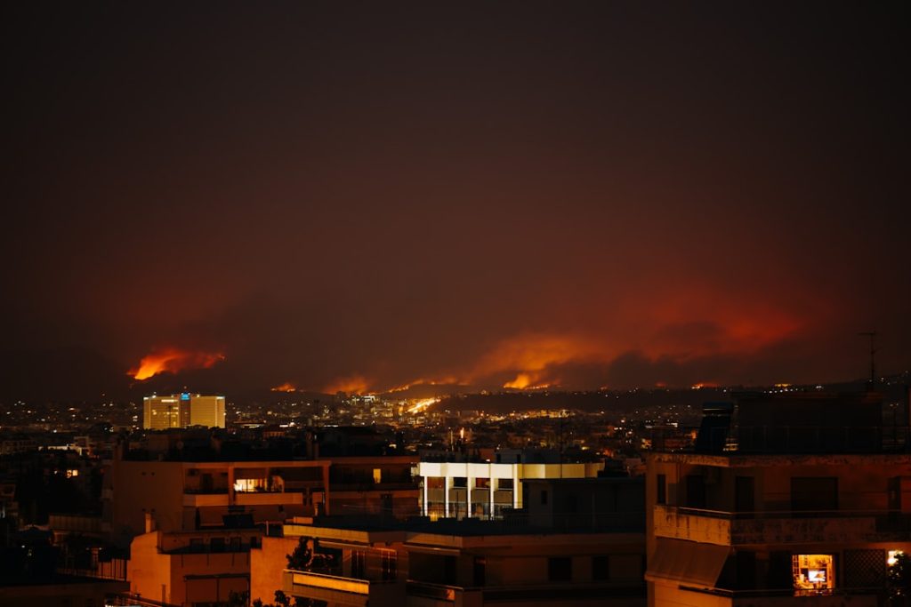 Πυρκαγιά και καπνοί - εικόνα αρχείου για τη φωτιά στη Μάνδρα