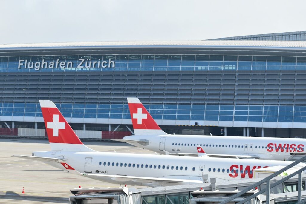 Αεροσκάφη SWISS Airbus A320 και A220 στο αεροδρόμιο της Ζυρίχης, φωτογραφία αρχείου Unsplash