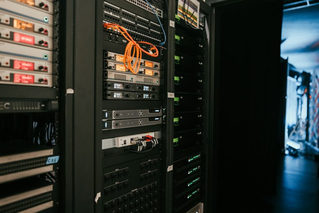 Servers σε data center, θεματική εικόνα για επενδύσεις τεχνητής νοημοσύνης