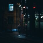 Μοναχική φιγούρα σε νυχτερινό δρόμο