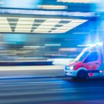 Ασθενοφόρο σε κίνηση – ενδεικτική φωτογραφία αρχείου, όχι από την αεροδιακομιδή της ασθενούς με Έμπολα. Φωτογραφία camilo jimenez / Unsplash