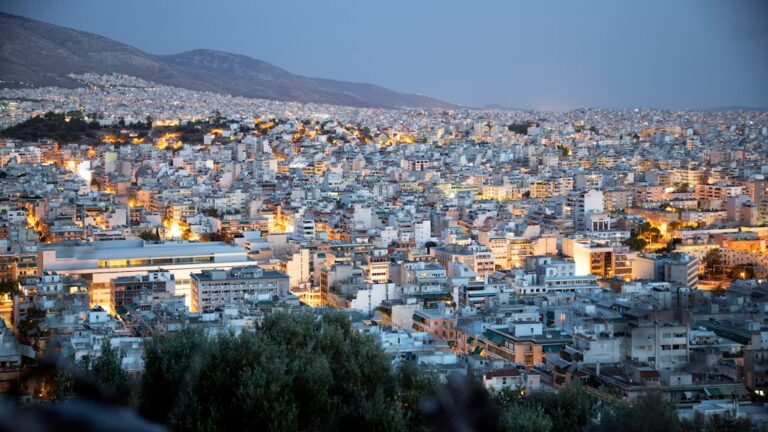 Η Αθήνα τη νύχτα, θεματική εικόνα για σχέδιο οικογενειακής επιβίωσης σε μεγάλη αστική κρίση