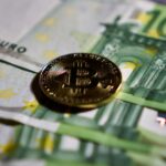 Bitcoin και χαρτονομίσματα ευρώ