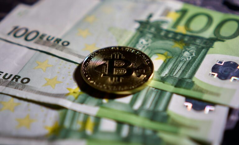 Bitcoin και χαρτονομίσματα ευρώ