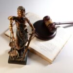 Σύμβολα δικαιοσύνης, ενδεικτική φωτογραφία για διαμάχη δανειοληπτών και funds