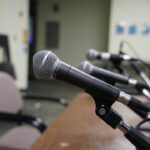 Μικρόφωνο σε αίθουσα συνεδρίασης δημοτικού συμβουλίου