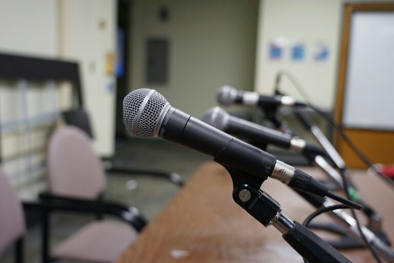 Μικρόφωνο σε αίθουσα συνεδρίασης δημοτικού συμβουλίου