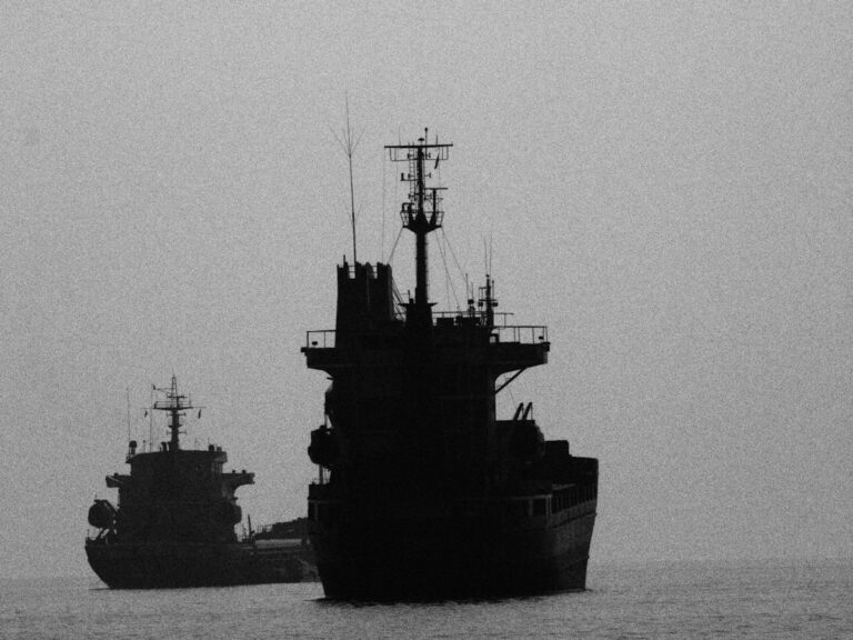 Εμπορικό πλοίο στη θάλασσα — συμβολική φωτογραφία αρχείου