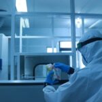 Επιστημονικό εργαστήριο και προστατευτικός εξοπλισμός, ενδεικτική εικόνα αρχείου, δεν απεικονίζει ασθενή Έμπολα