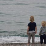 Παιδιά σε παραλία, θεματική εικόνα