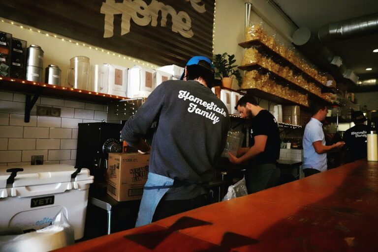 Εθελοντές σε χώρο διανομής τροφίμων ως συμβολική εικόνα για το Lighthouse Food Rescue