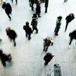 Πλήθος ανθρώπων σε κίνηση από ψηλά