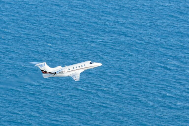 Ιδιωτικό jet, θεματική εικόνα για την επιχείρηση έρευνας στον Ατλαντικό