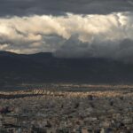Σύννεφα κακοκαιρίας πάνω από ελληνική πόλη