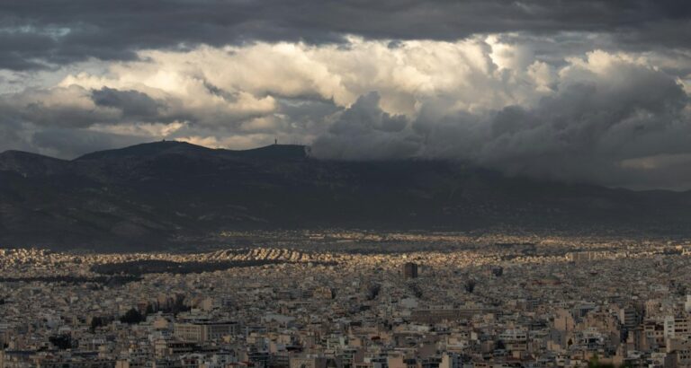 Σύννεφα κακοκαιρίας πάνω από ελληνική πόλη