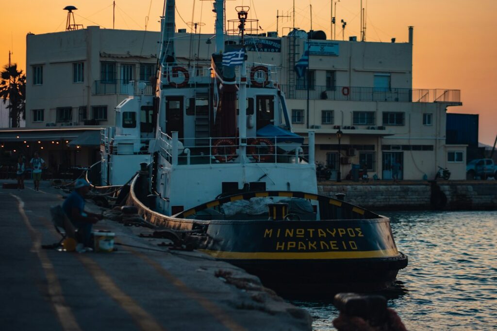 Σκάφος σε ελληνικό λιμάνι