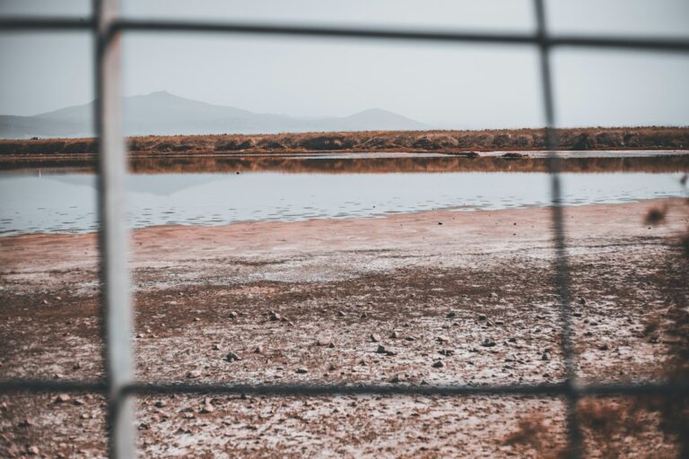 Ξηραμένη λίμνη και χαμηλή στάθμη νερού