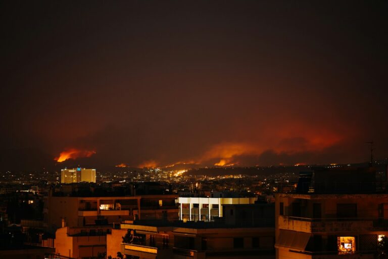 Μεγάλος καπνός από πυρκαγιά στην Αθήνα