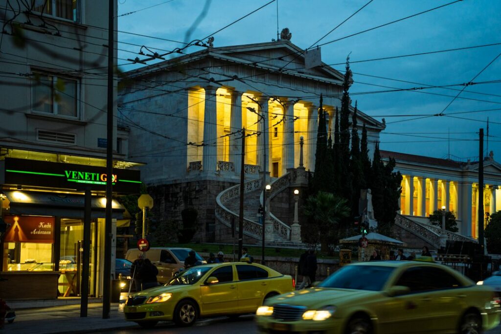 Ταξί σε νυχτερινό δρόμο