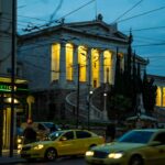 Ταξί σε νυχτερινό δρόμο