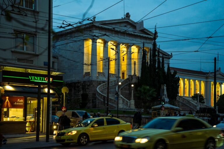 Ταξί σε νυχτερινό δρόμο