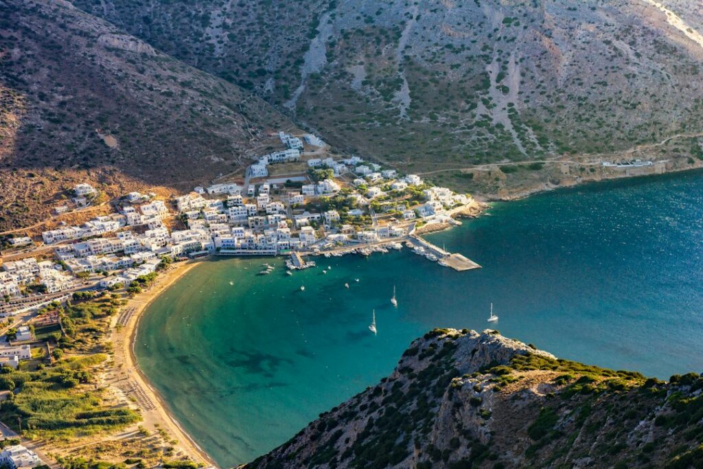 Ενδεικτική φωτογραφία νησιωτικού τοπίου, όχι από την ιατρική αποστολή στη Σίφνο. Φωτογραφία: Gaetano Cessati / Unsplash
