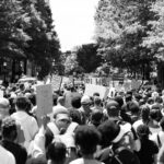 Ασπρόμαυρη εικόνα πλήθους και παρακολούθησης