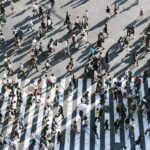 Πολυσύχναστη πόλη με ανθρώπους, ενδεικτική εικόνα για τις πληθυσμιακές προβλέψεις
